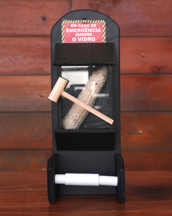 Porta-papel higiênico de madeira com visor e mensagem bem-humorada