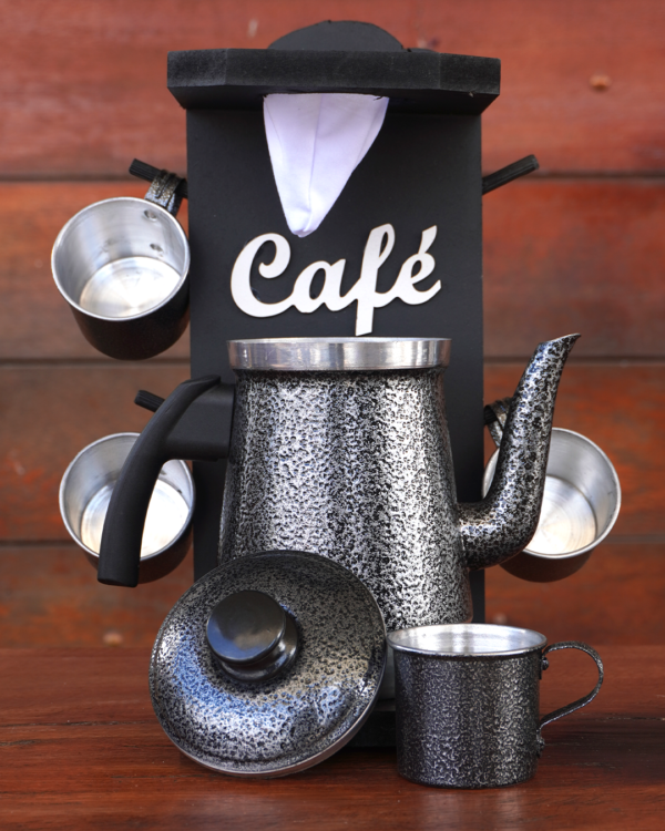 Suporte rústico de madeira para café com bule e canecas esmaltadas pretas