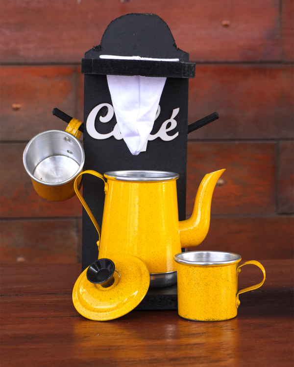 Suporte rústico de madeira para café com bule e canecas esmaltadas amarelas