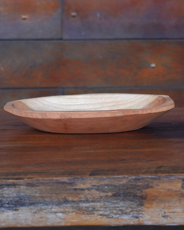 Gamela oval de madeira com acabamento rústico